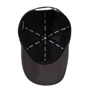 Détail intérieur d'une casquette de baseball gris foncé avec broderie FBXS et coutures nettes