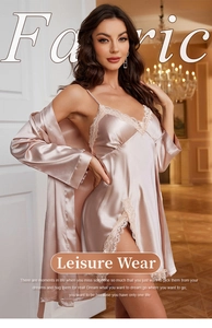 Détail d'un pyjama en satin de soie avec dentelle fine et col en V au style élégant