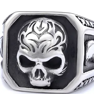 Bague vintage en acier inoxydable avec crâne de corbeau et motifs de flammes