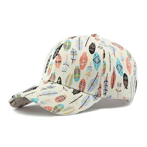Berretto da baseball beige con motivi a piume etniche colorate e visiera curva
