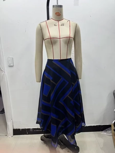 Dettaglio di gonna midi a vita alta con motivo geometrico nei colori blu, nero e marrone