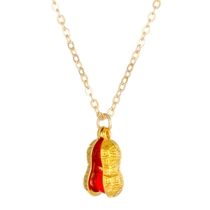 Detaillierte Makroaufnahme der goldenen Erdnuss-Anhänger mit roten Perlen auf feiner Kette