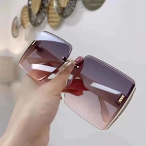 Fashionable rimless oversized women's sunglasses with purple gradient lenses and gold frames