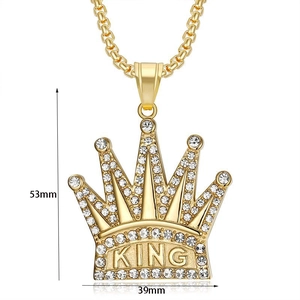 Detailansicht der vergoldeten KING Krone Anhänger mit Maßen 53mm mal 39mm