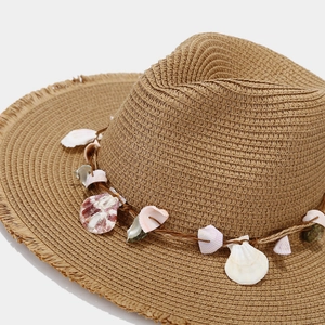 Cappello di paglia da donna con bordi sfilacciati e conchiglie per la spiaggia