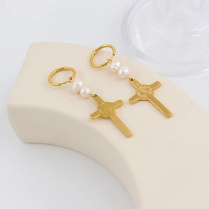 Boucles d'oreilles créoles vintage en acier doré avec perles et pendentif croix