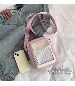 Vue détaillée du sac bandoulière en toile rose avec rabat blanc et broderie Fashion