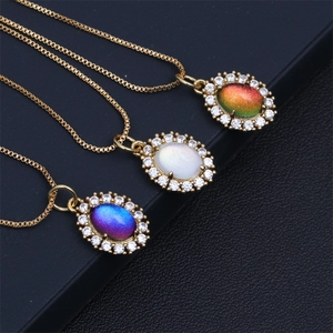 Drie gouden kettingen met kleurveranderende ovale hangers en micro-pave zirkonia accenten