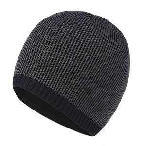 Bonnet en maille côtelée gris foncé et noir élégant pour le ski et l'hiver en plein air