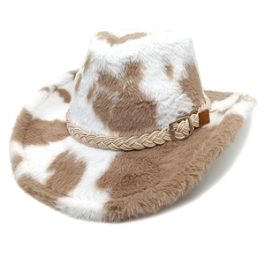 Dettaglio cappello da cowboy peluche con stampa mucca, corda intrecciata e fibbia metallo