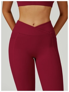 Détails du legging de yoga bordeaux avec taille haute croisée en V et poches latérales