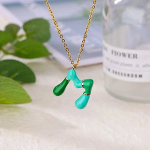 Collana con ciondolo a 26 lettere in smalto verde e blu su una sottile catena d'oro