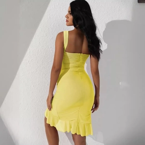 Vista posteriore di un abito midi giallo senza maniche aderente con orlo a balze
