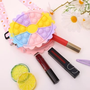Sac sensoriel en silicone aux couleurs macaron avec sangle marguerite et bibelots