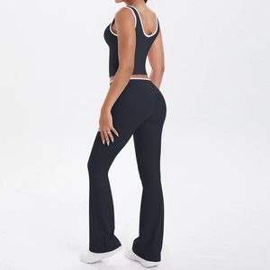 Détail de l'ensemble yoga pantalon évasé et débardeur noir avec liseré blanc contrasté