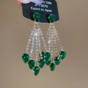 Boucles d'oreilles pampilles dorées avec pierres vertes en goutte et zircons brillants