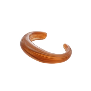Minimalistisches Acryl-Armband in Bernstein-Marmor-Optik mit klobigem geometrischem Design