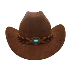 Détail d'un chapeau de cowboy en daim marron avec ruban en cuir et boucle turquoise