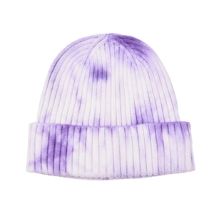 Détail du bonnet en tricot tie-dye violet et blanc avec texture côtelée et revers