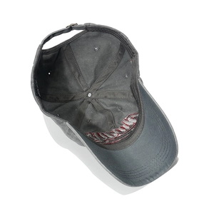 Vue détaillée de l'intérieur d'une casquette en coton avec coutures renforcées et boucle métal