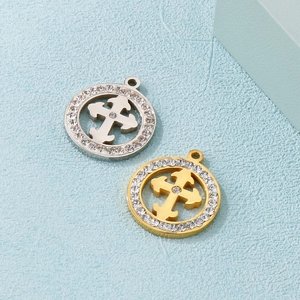 Pendentifs croix évidée dorés et argentés avec strass étincelants sur fond bleu clair