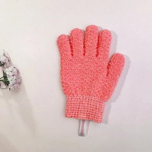 Detailaufnahme von rosa Peeling-Handschuh aus Nylon mit elastischem Bund und Markenetikett