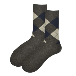 Nahaufnahme des klassischen Argyle-Musters auf dicken dunkelgrauen Baumwollsocken