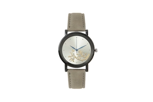 Détail du cadran floral avec fleurs dorées et aiguilles bleues sur bracelet gris