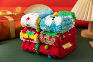 Détail de chaussettes de Noël douces en polaire corail aux couleurs rouge et vert