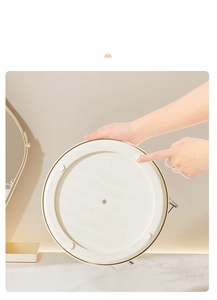 Detailed view of the rotating base with non-slip pads for the cosmetic organizer