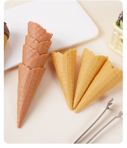 Detail van kunstmatige PVC-wafelkegels met realistische textuur voor DIY-decoraties