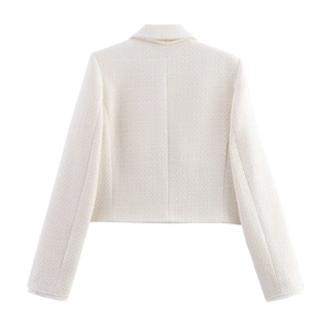 Vue arrière d'une veste courte en tweed blanc avec col à revers élégant pour femme