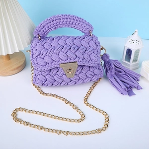 Superbe sac à main bandoulière en tissu tressé violet avec chaîne dorée élégante.