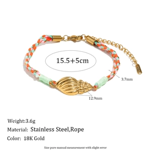 Vue détaillée du bracelet coquillage avec breloques en acier doré à l'or 18 carats