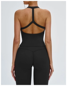 Dettaglio della vista posteriore di un gilet sportivo nero e leggings a vita alta