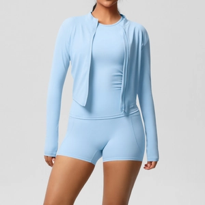 Ensemble de yoga 3 pièces bleu clair avec veste, débardeur et short de sport moulant