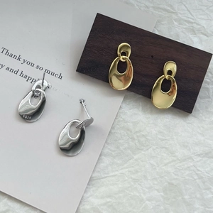 Minimalist S925 sterling silver interlocking oval earrings in gold and silver finish
