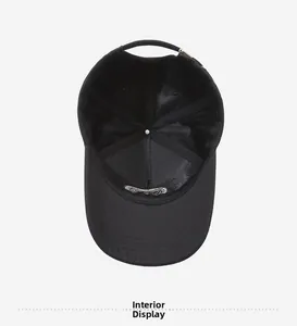 Vista dettagliata dell'interno di un cappellino da baseball nero con cuciture rifinite