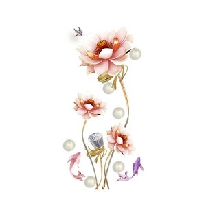 Dettaglio degli eleganti fiori di loto rosa, steli dorati e adesivo a farfalla blu