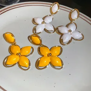 Boucles d'oreilles fleuries jaune et blanc perle avec émail et bordure dorée chic