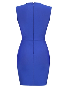 Vue détaillée du dos d'une robe moulante bleue avec une fermeture éclair invisible