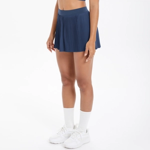 Detaillierte Seitenansicht des marineblauen Tennis-Faltenrocks mit hoher Taille aus Stoff
