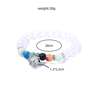 Bracelet en perles lumineuses avec pierres naturelles colorées et pendentif ajouré