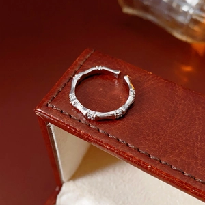 Vue détaillée d'une bague en argent style bambou avec zircons sur un écrin en cuir