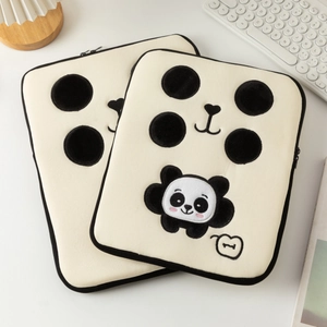 Dettaglio del ricamo a panda su custodia per laptop in peluche color crema con zip