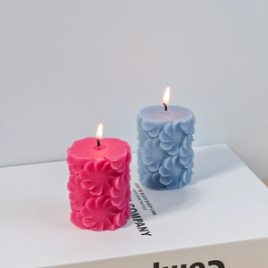Silikonform für Säulenkerzen mit Blumenrelief für handgefertigte Duftkerzen in Rosa