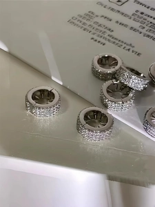 Gros plan de barrettes en zircon étincelant sur un coffret cadeau élégant Paris
