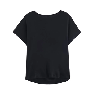 Détail du haut en maille noire à manches courtes avec col rond et texture délicate