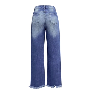 Detailweergave van de high-waist jeans met rafelige zoom en klassieke achterzakken