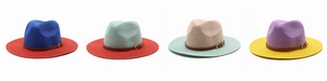 Détail de quatre chapeaux de paille bicolores avec ceintures en cuir et boucles dorées
